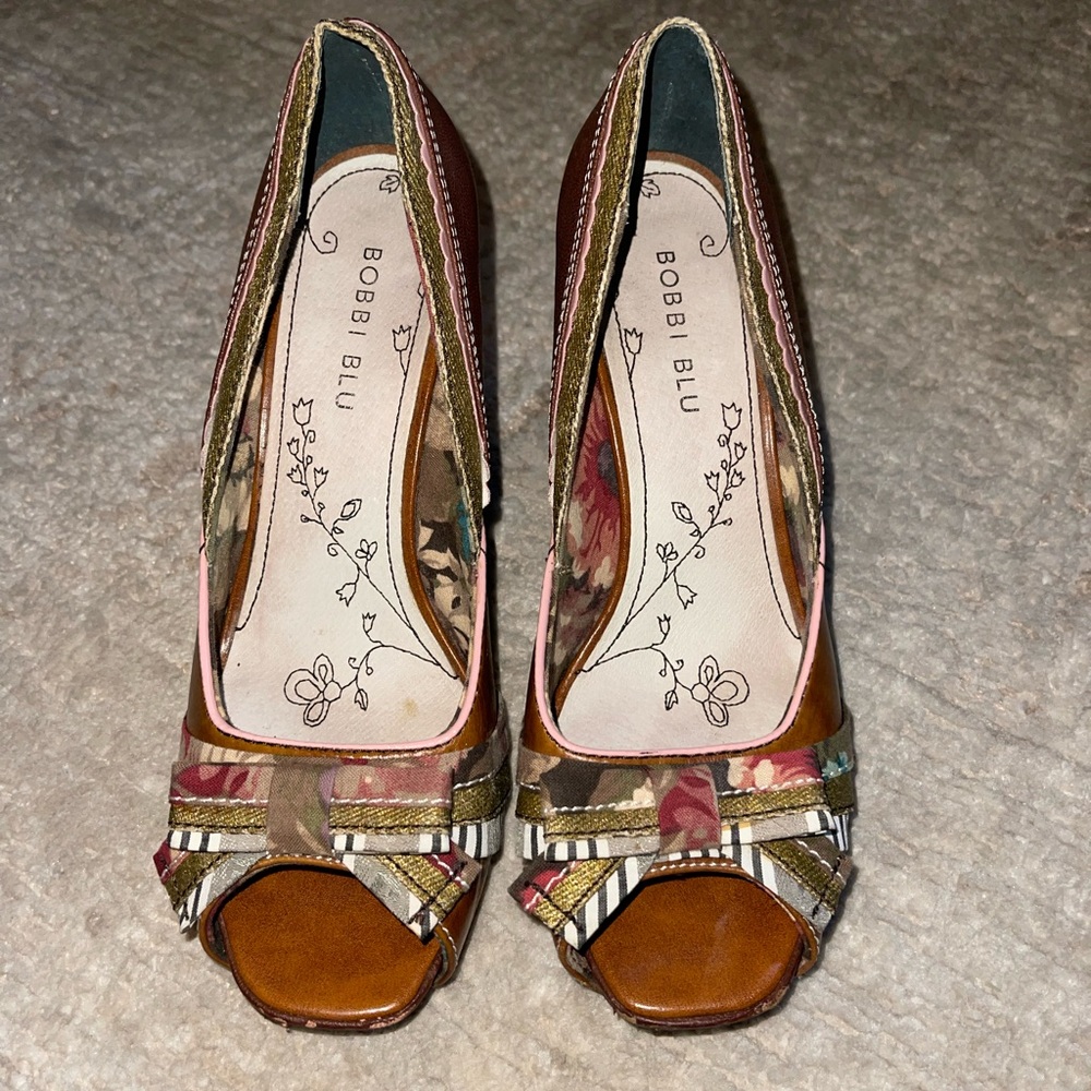๐๐๐๐๐ ๐๐๐ ๐๐๐๐ ๐ก๐๐ Retro-Inspired Heels - Picture 2 of 16